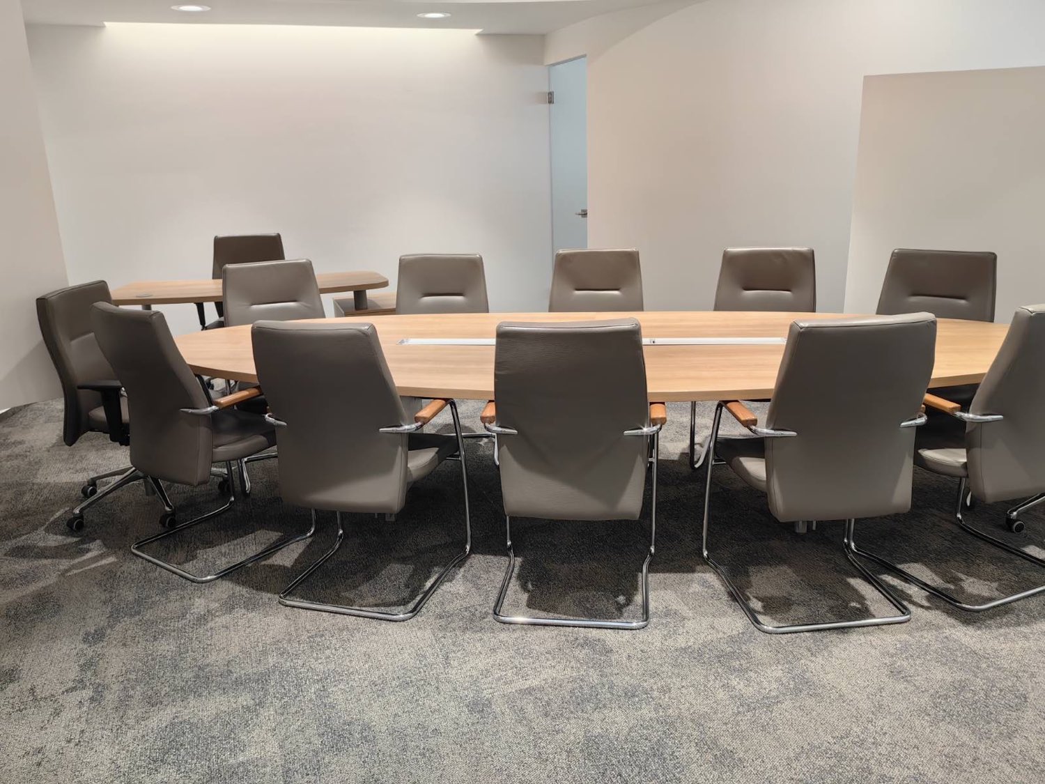 Očiščena sejna soba s konferenčno mizo po prenovi